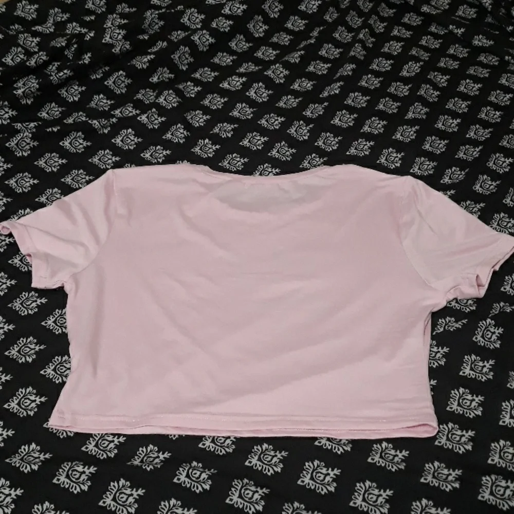 👚💗 Size L; Baby Pink Letter Graphic Crop Top - Picture 3 of 3